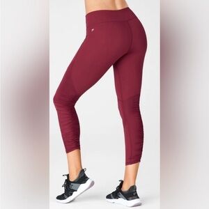 Fabletics Womens Mid-Rise Pureluxe Ruched 7/8 Maroon Leggings in size Medium